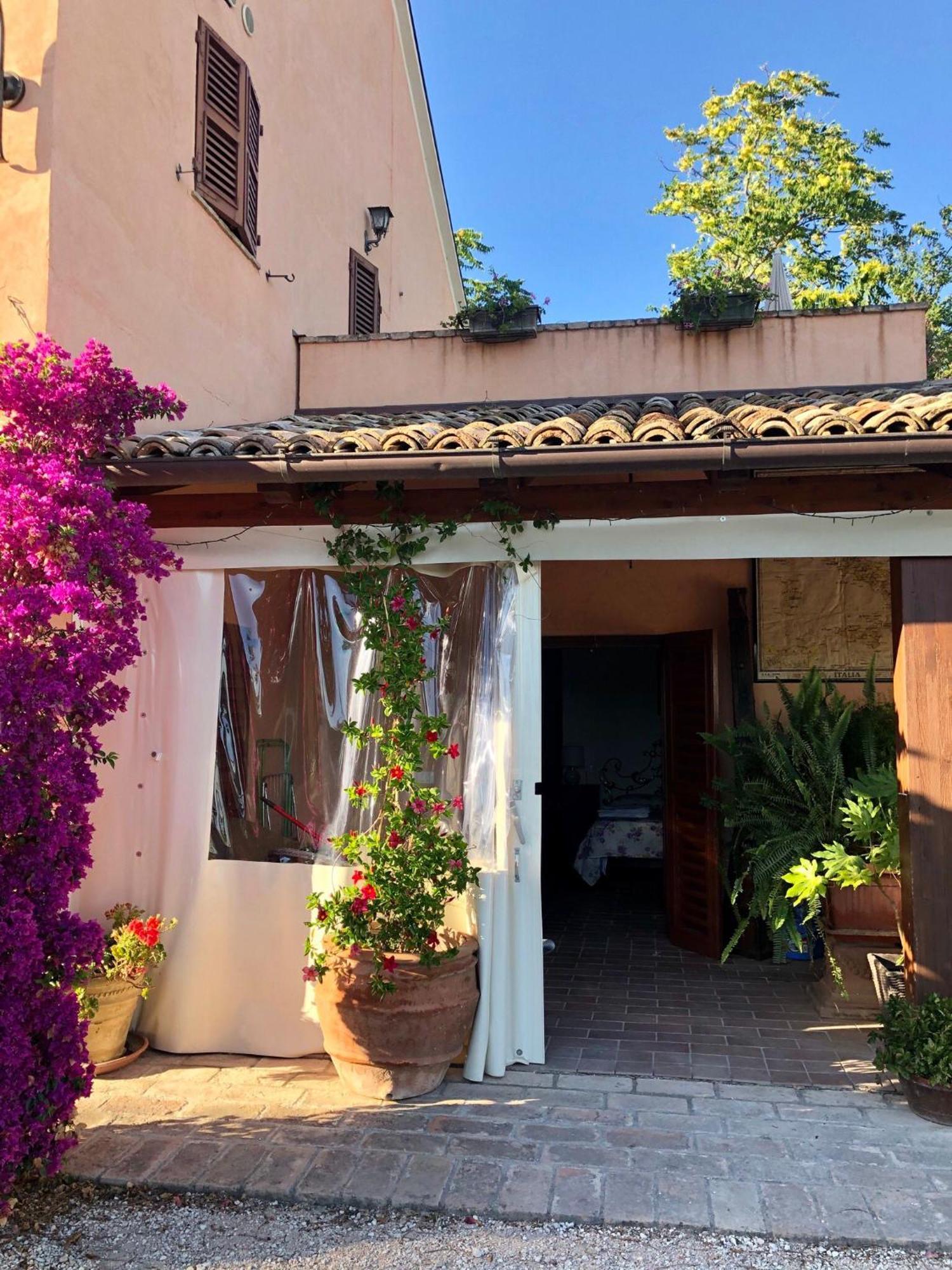 Appartamento Fronte Piscina Montemarciano Εξωτερικό φωτογραφία